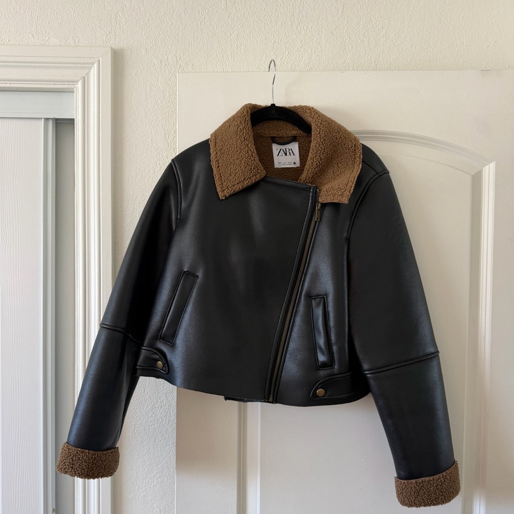 Zara Black Faux Leather Cropped Jacket with Brown Shearling Trim - Picture 3 of 3